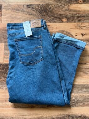 Signature by Levi Strauss Mid Rise Stretch Capri Jeans Womens Size 18 NWT